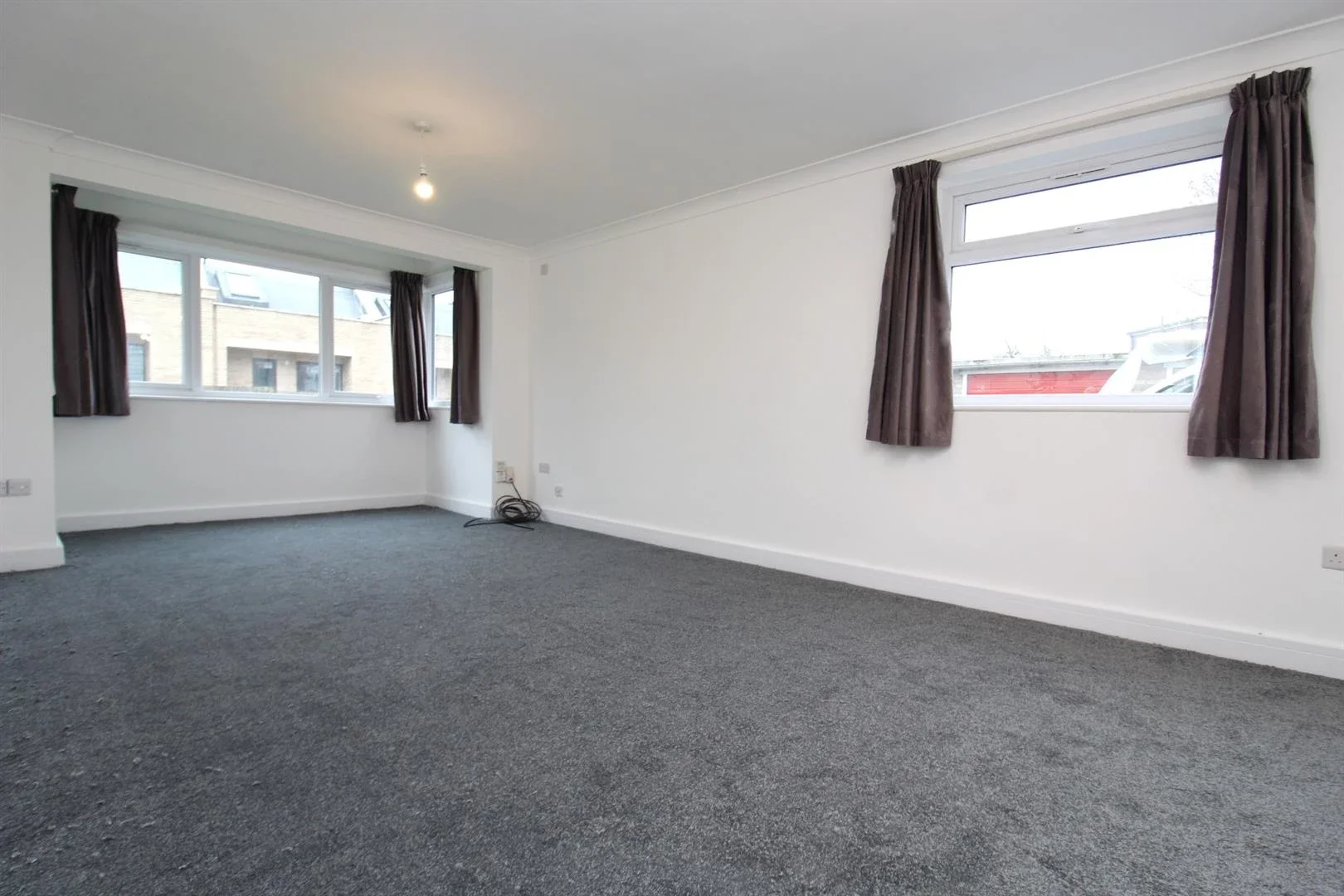 Flat Grovebury Court in Greater London