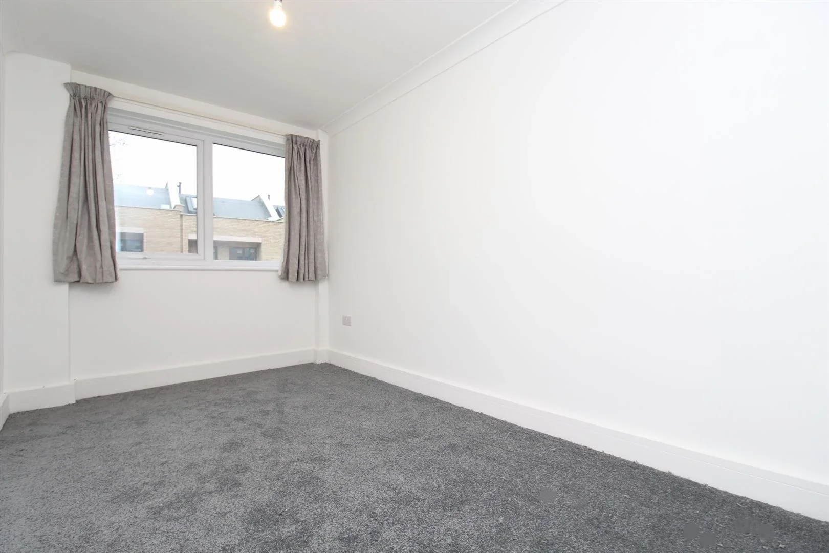 Flat Grovebury Court in Greater London