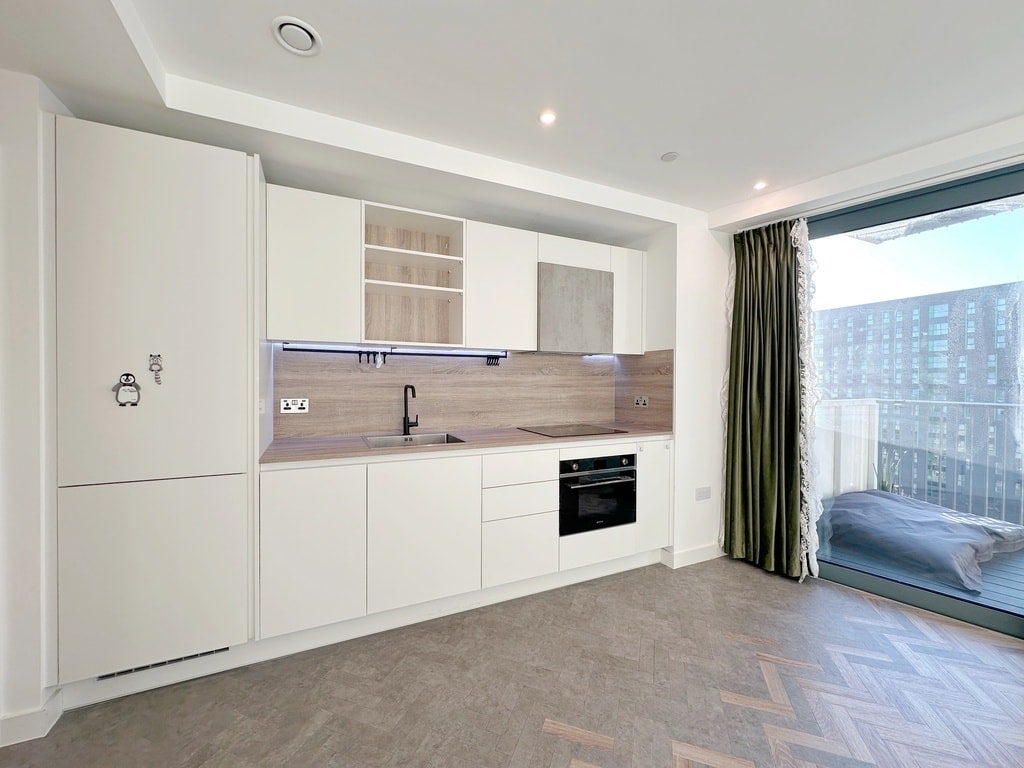 Flat Gillender Street in Greater London