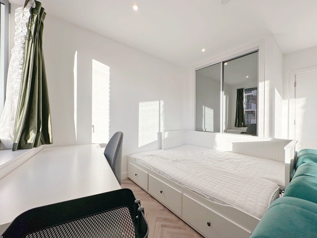 Flat Gillender Street in Greater London