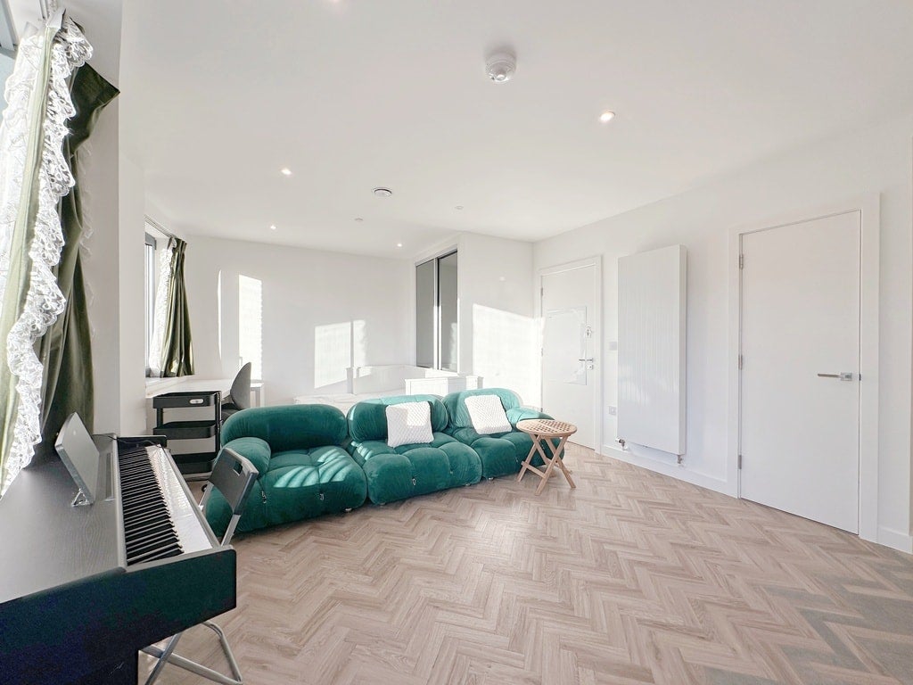 Flat Gillender Street in Greater London