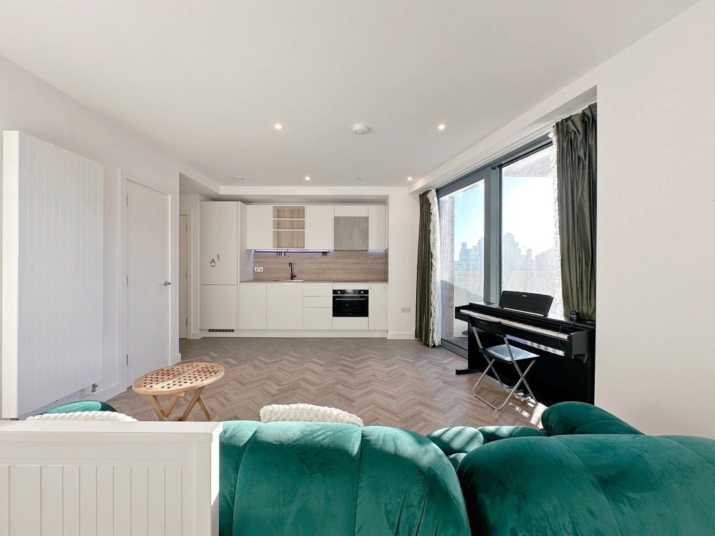 Flat Gillender Street in Greater London