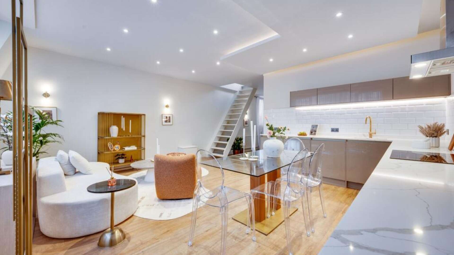 Flat Eardley Crescent in Greater London