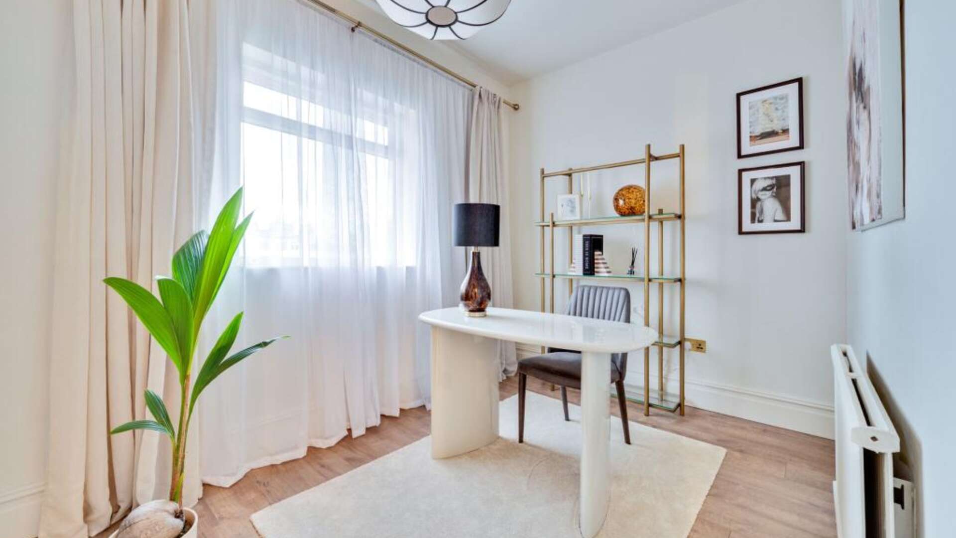 Flat Eardley Crescent in Greater London