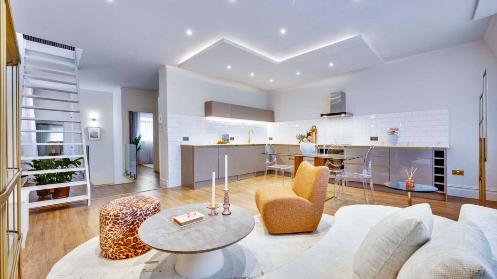 Flat Eardley Crescent in Greater London