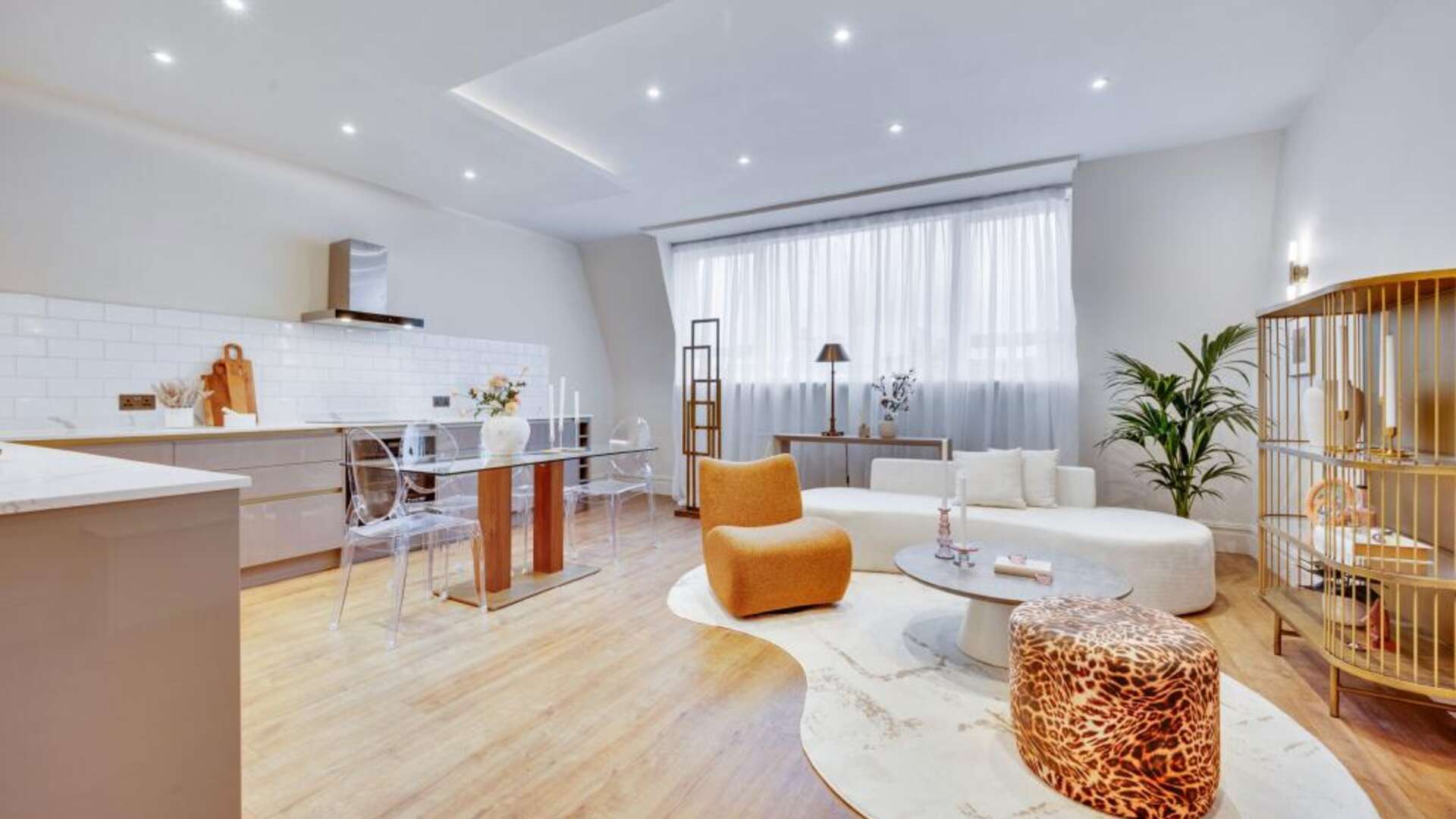 Flat Eardley Crescent in Greater London