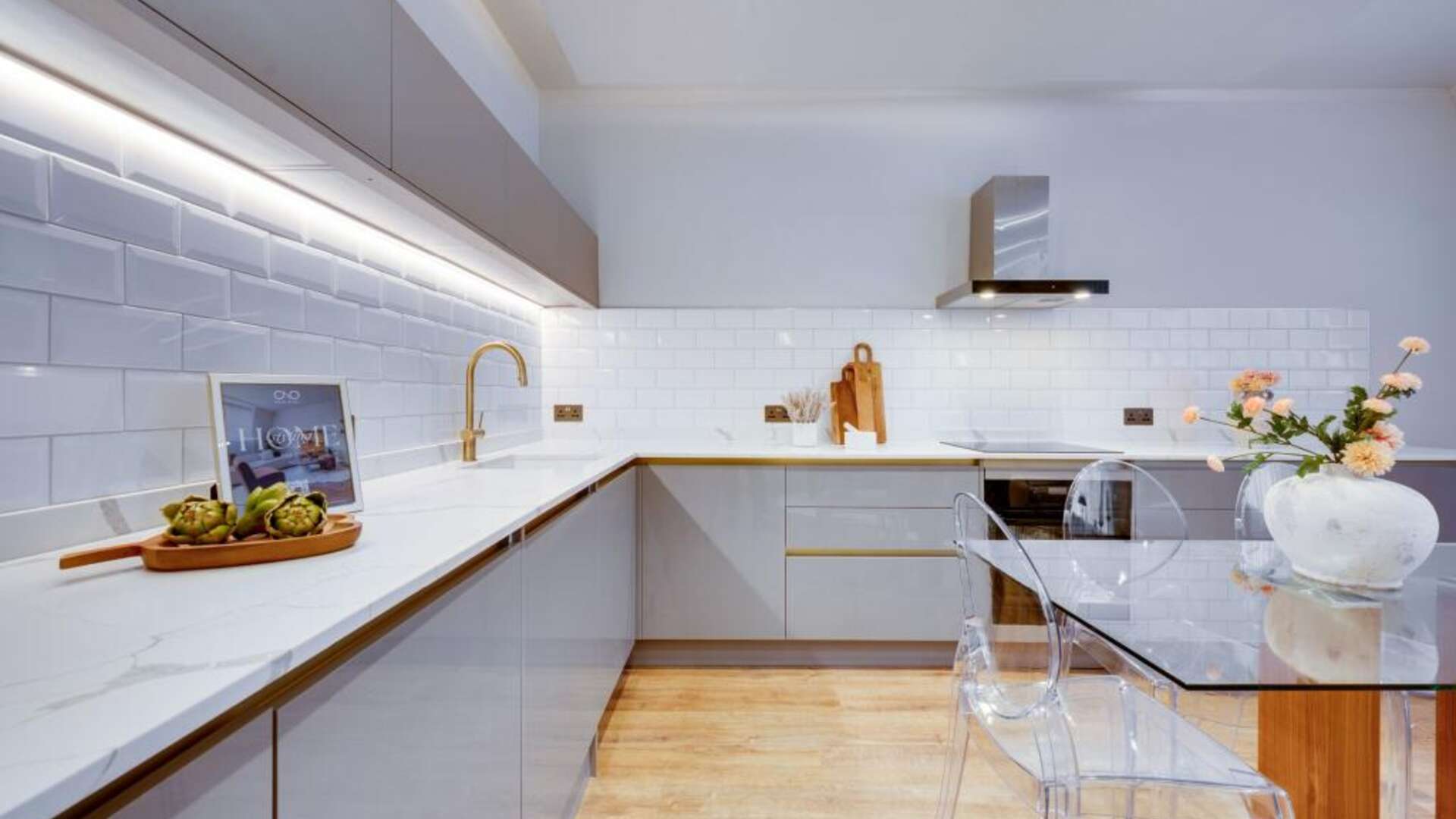 Flat Eardley Crescent in Greater London