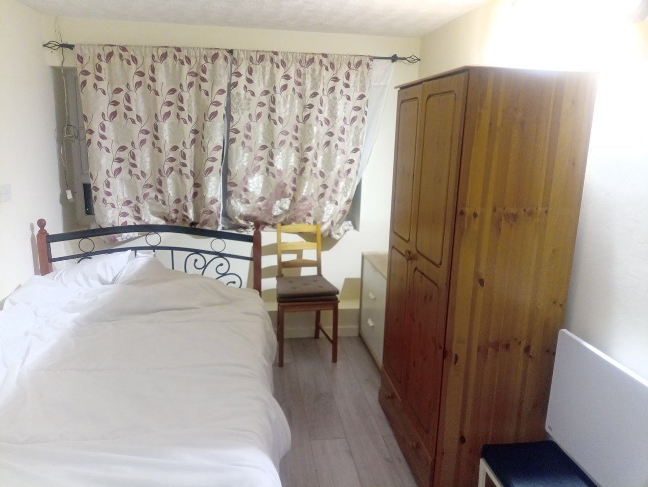 Room The Broadway Shopping Parade in Sandhurst
