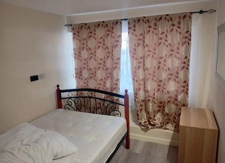 Room The Broadway Shopping Parade in Sandhurst