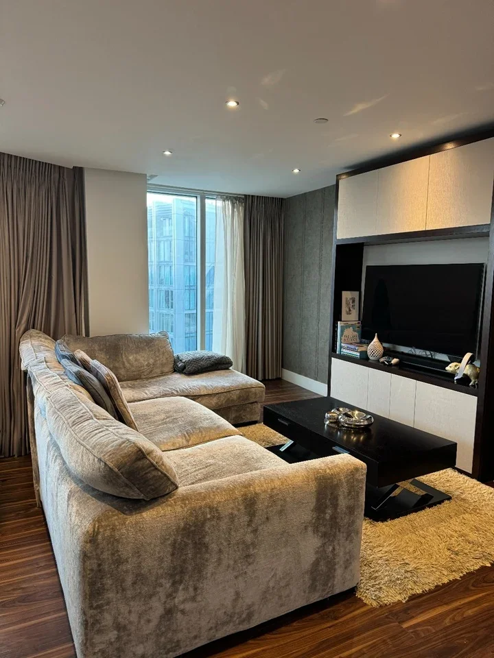 Flat Alie Street in Greater London