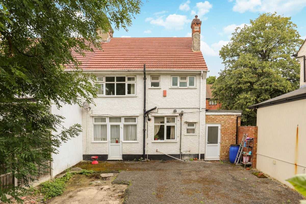 Flat Brook Avenue in Greater London