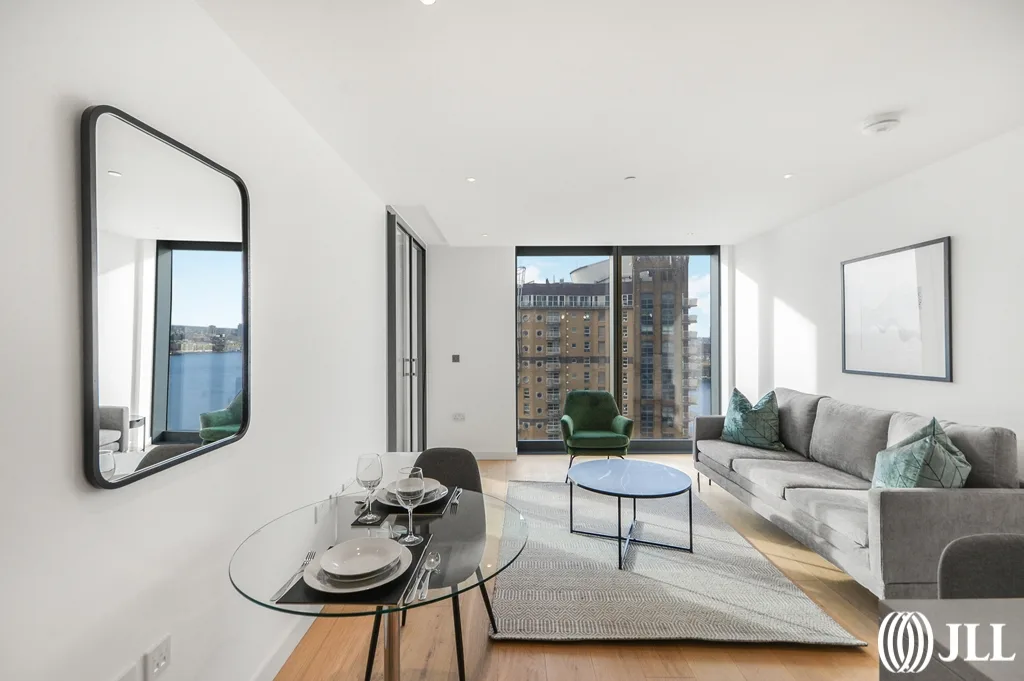 Flat South Quay Square in Greater London