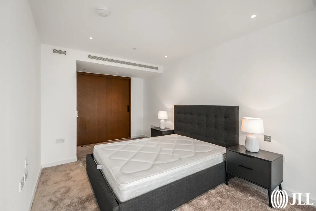 Flat South Quay Square in Greater London