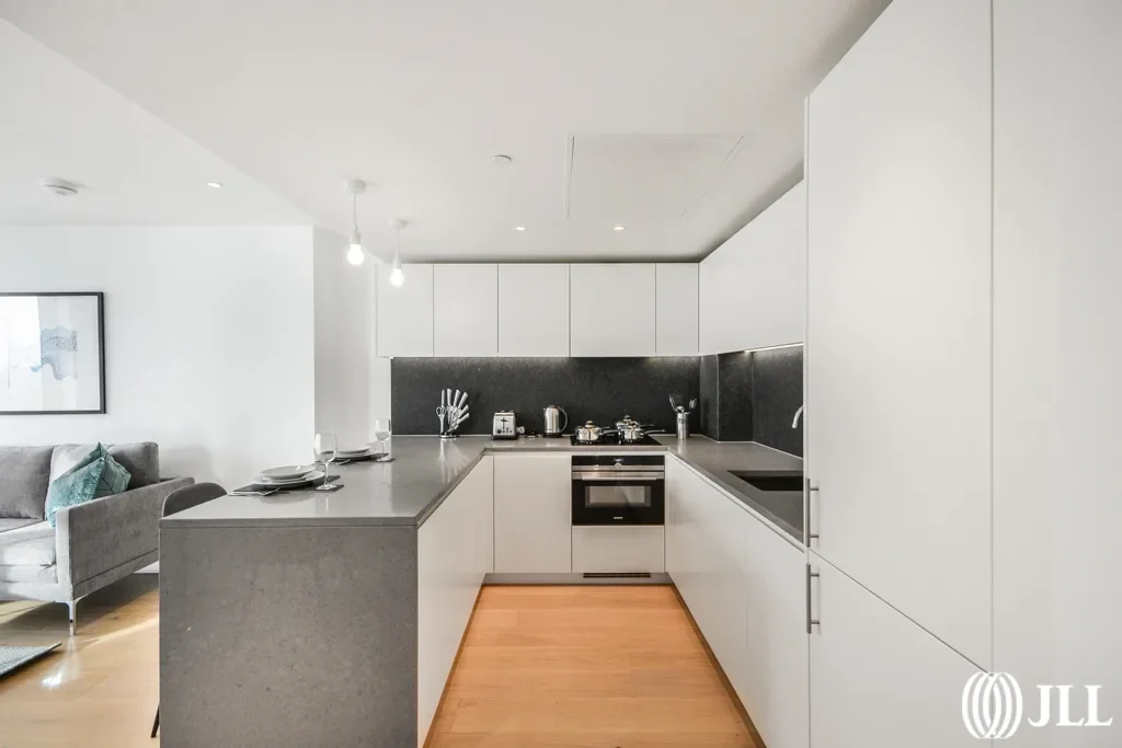 Flat South Quay Square in Greater London