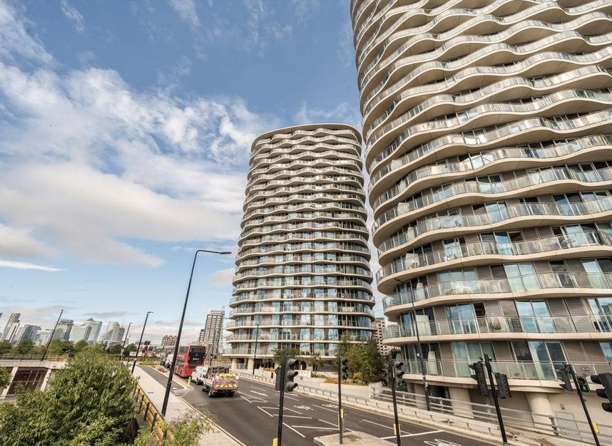 Flat Silvertown Way in Greater London