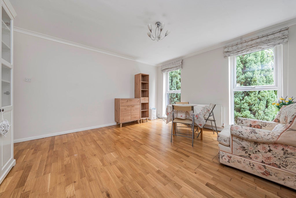 Flat Elthorne Road in Greater London