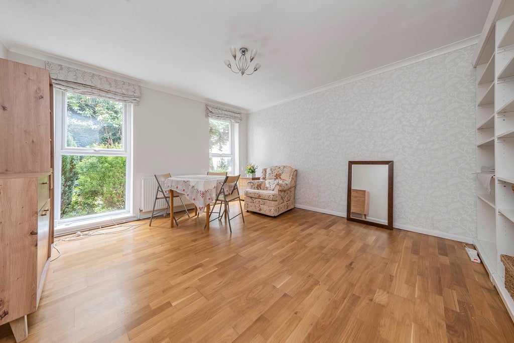 Flat Elthorne Road in Greater London