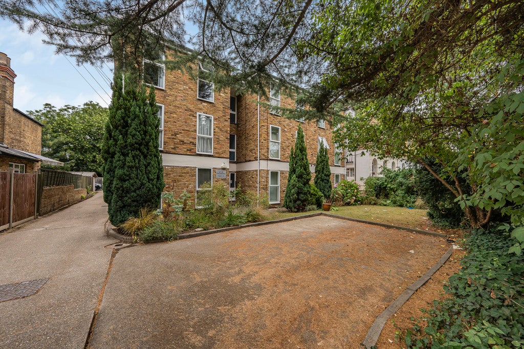 Flat Elthorne Road in Greater London