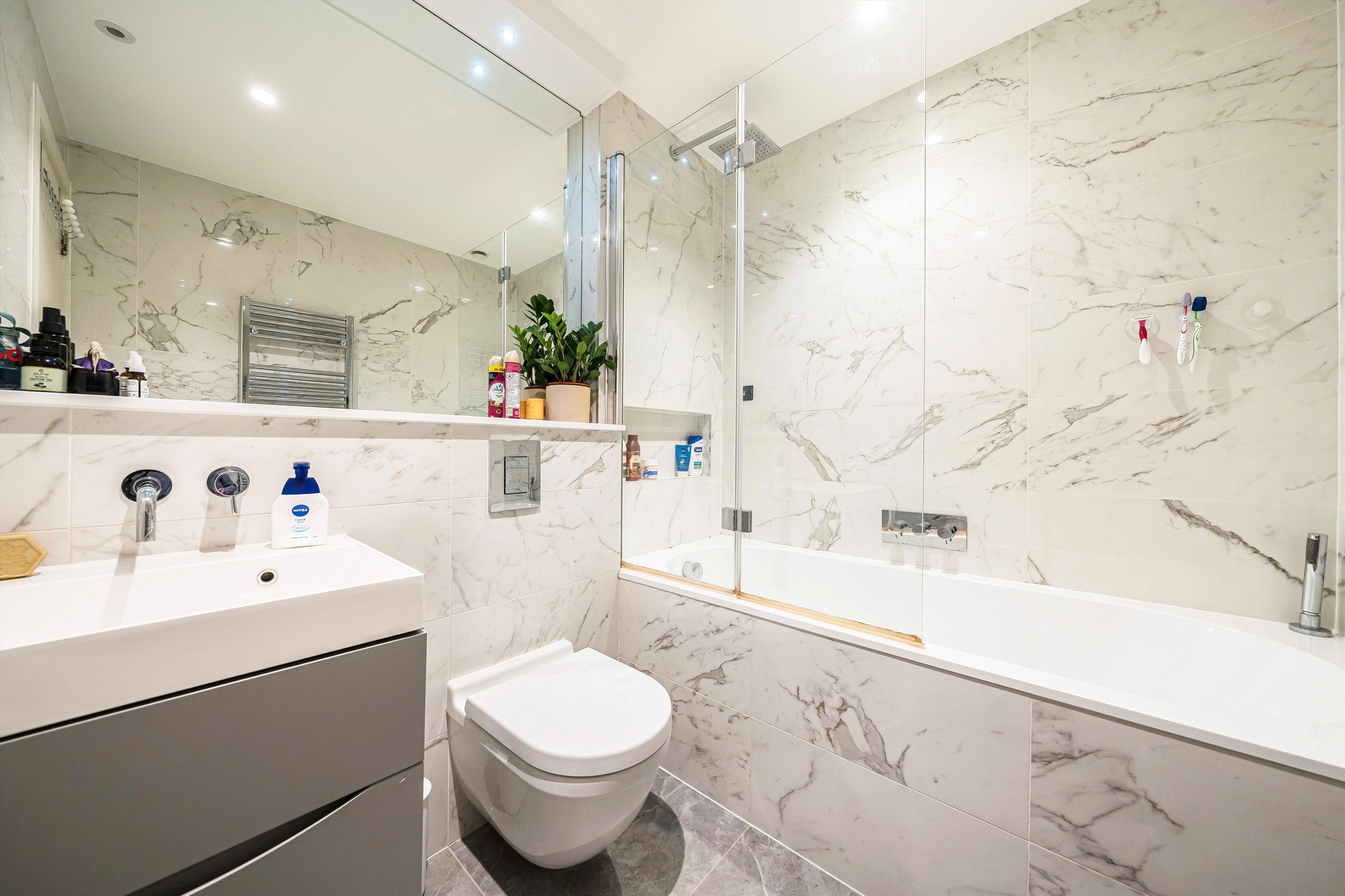 Flat Dryden Court in Greater London