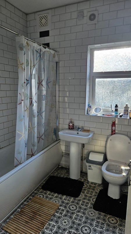 Room Clare Road in Manchester