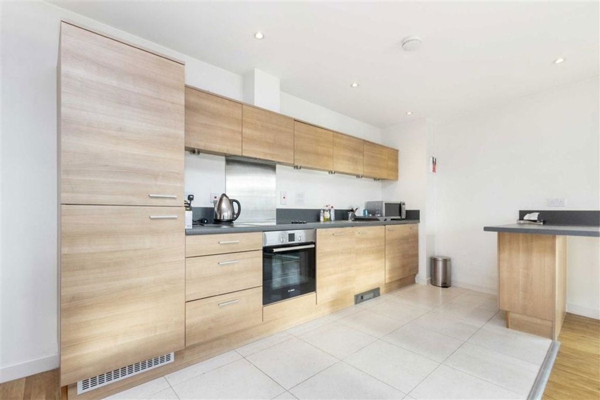 Flat Commercial Road in Greater London