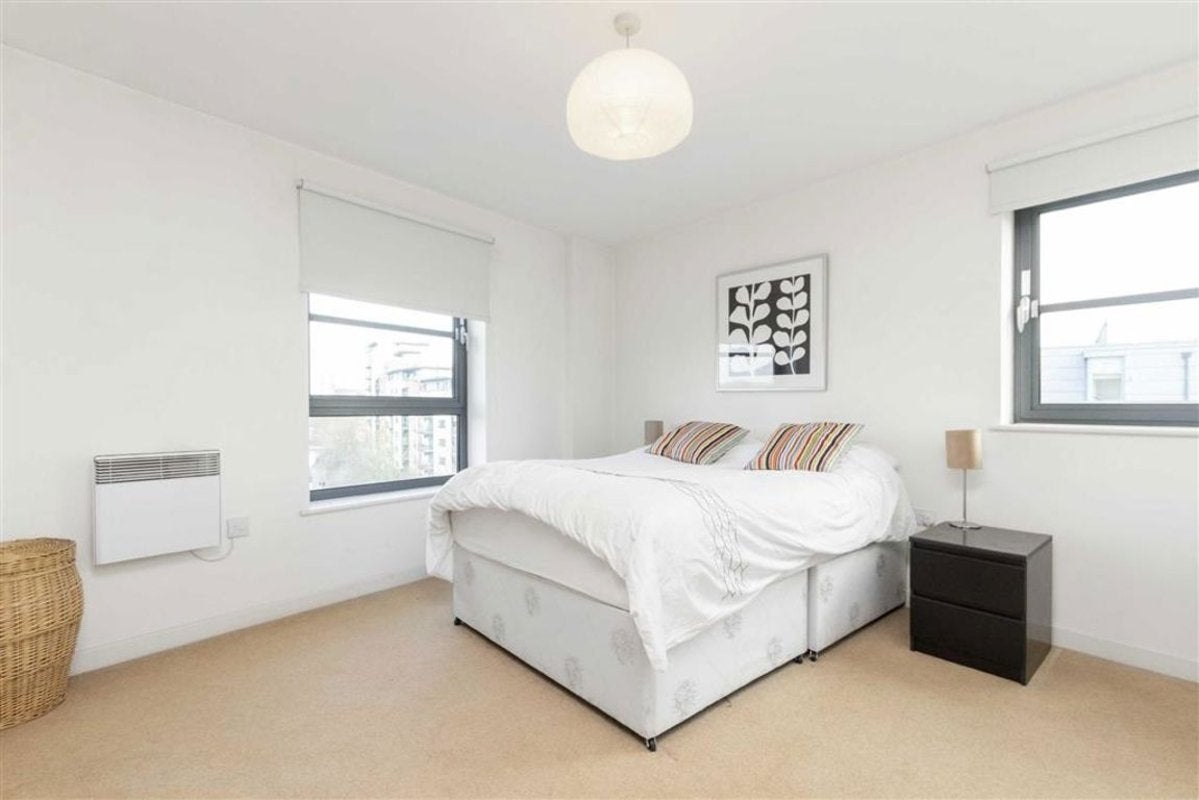 Flat Commercial Road in Greater London