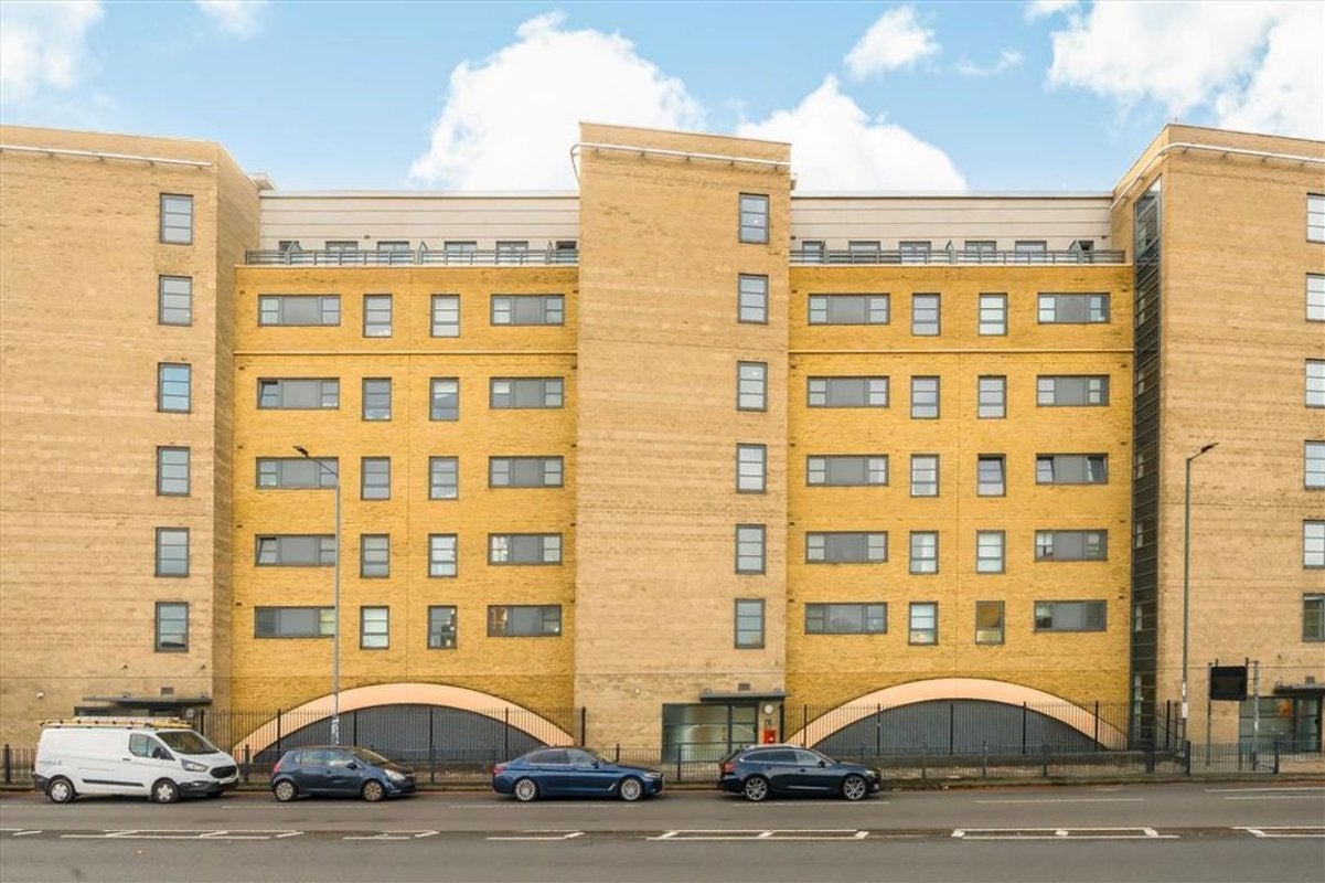 Flat Commercial Road in Greater London