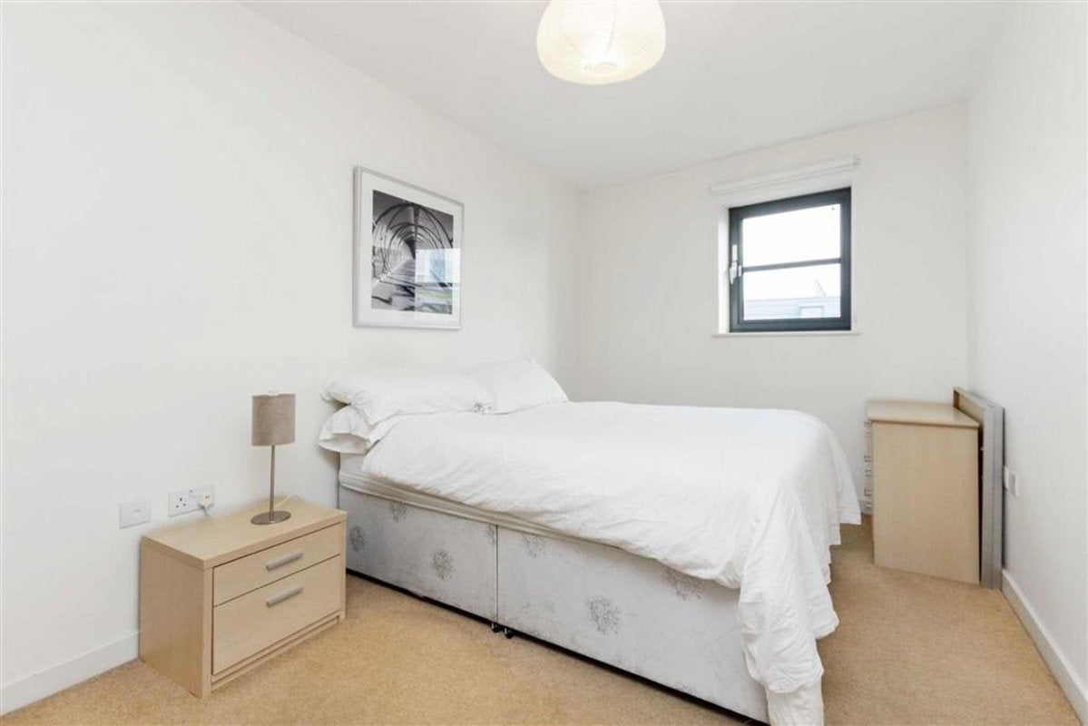 Flat Commercial Road in Greater London