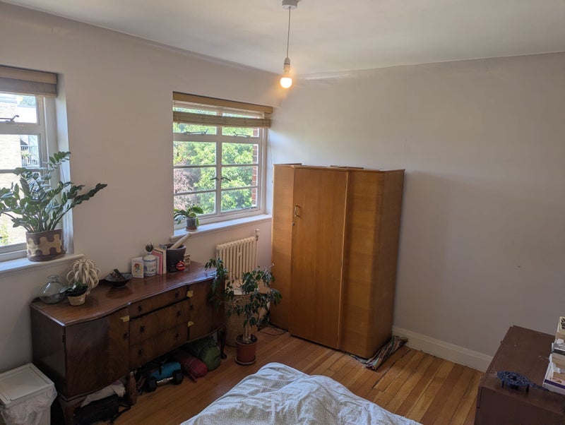 Room Dorchester Court in Greater London