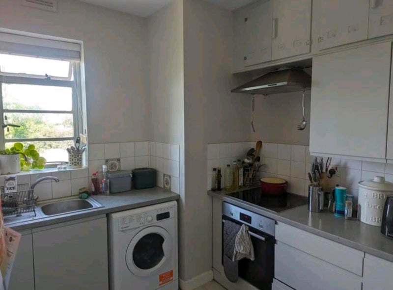 Room Dorchester Court in Greater London