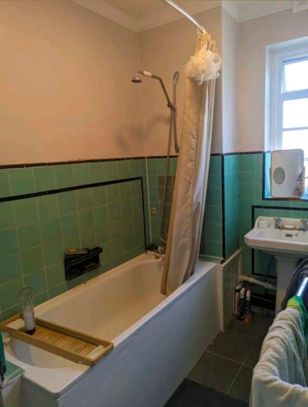 Room Dorchester Court in Greater London