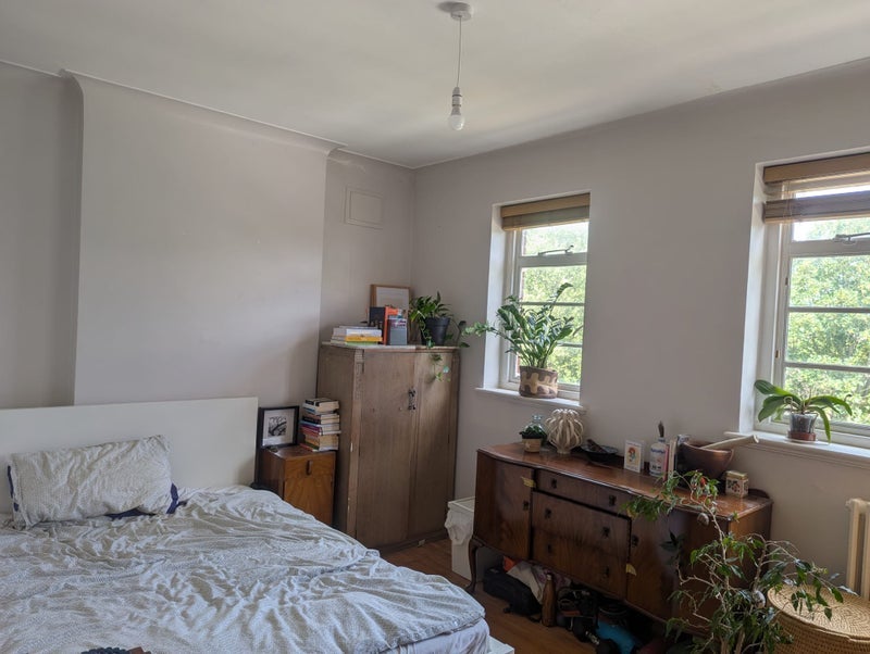 Room Dorchester Court in Greater London