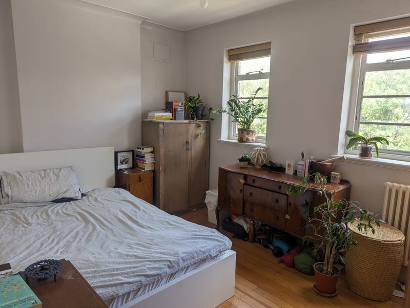 Room Dorchester Court in Greater London