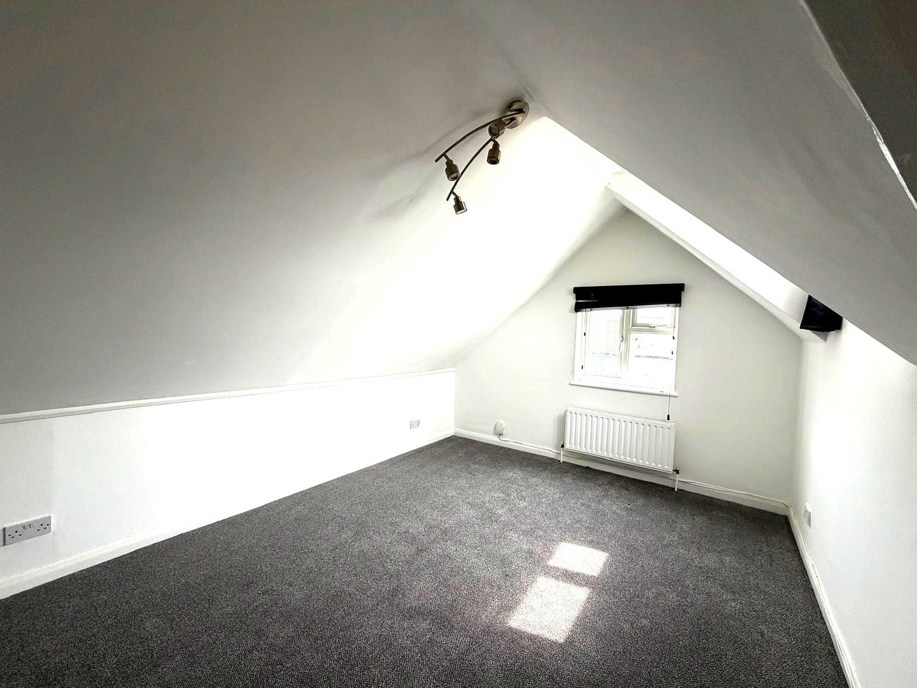 Flat Cobden Road in Greater London
