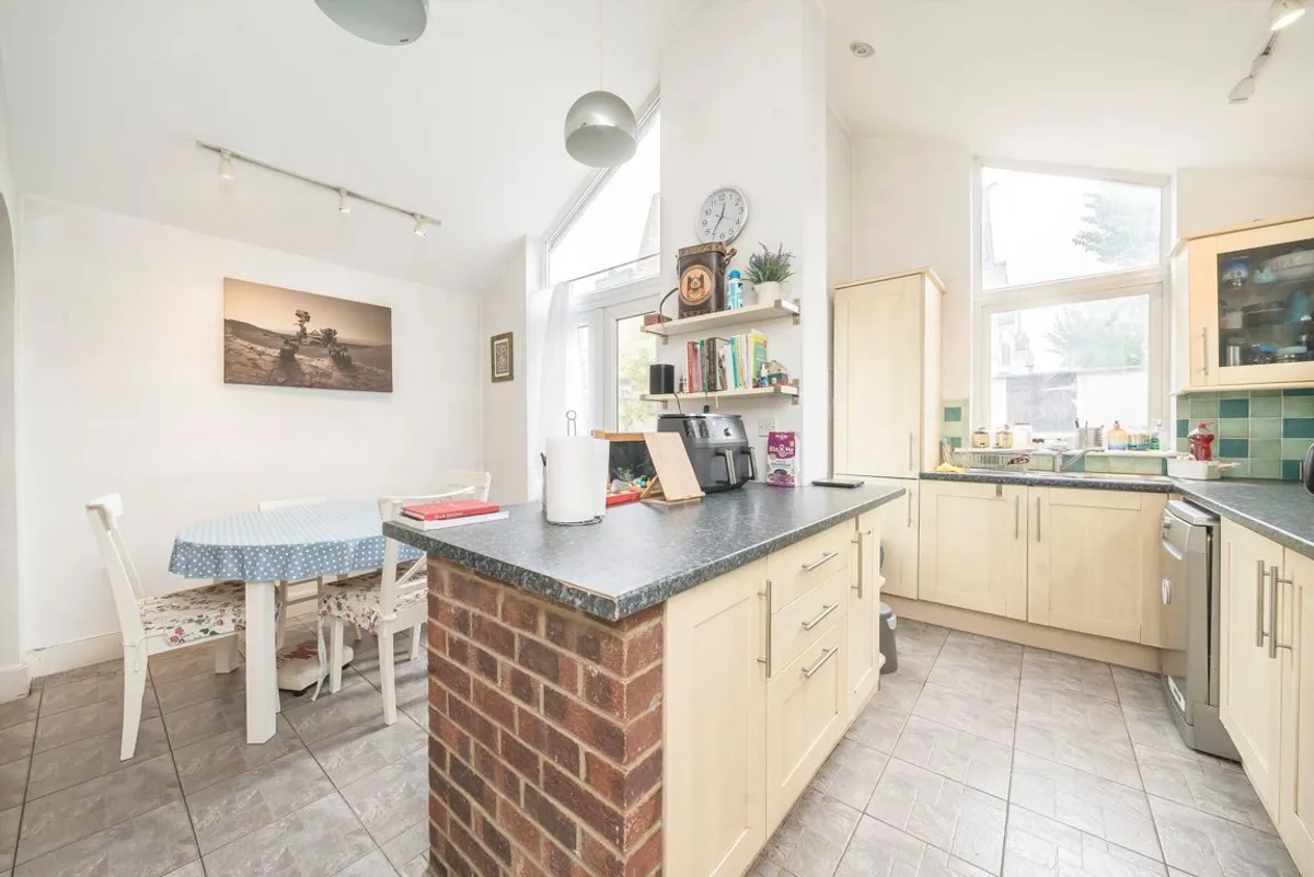 House Drayton Green in Greater London