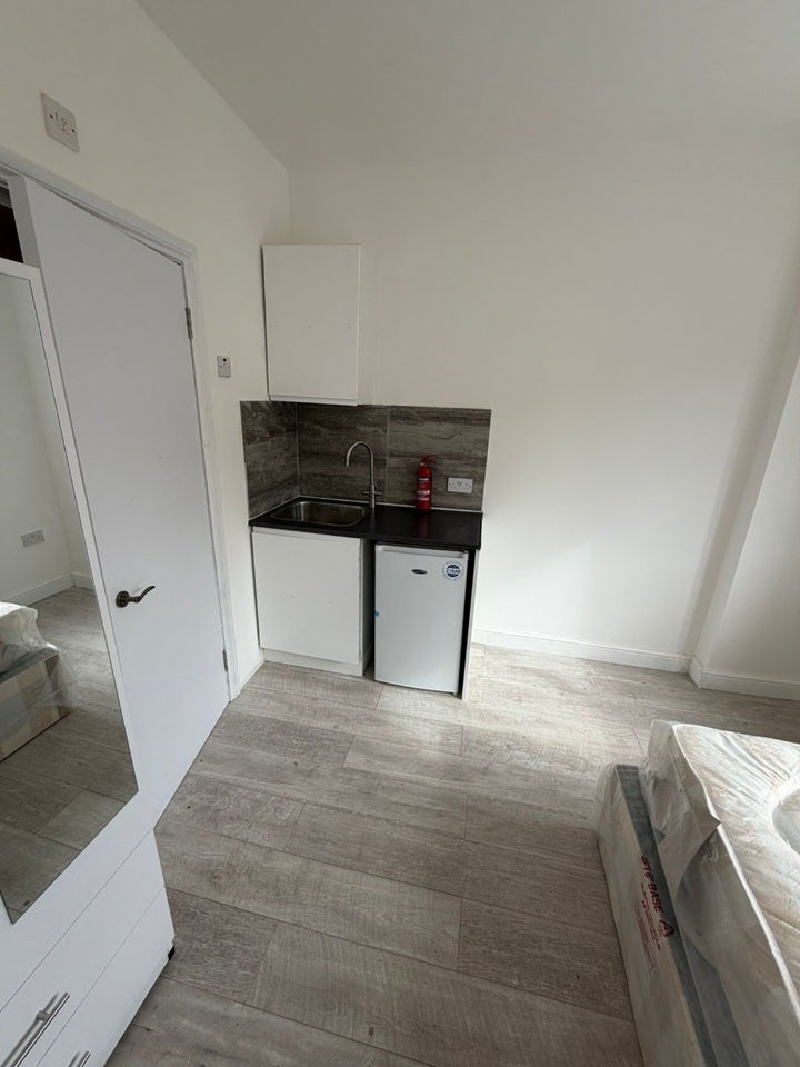 Flat Shelbourne Road in Greater London
