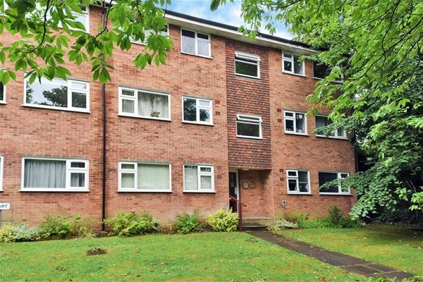 Flat Lovelace Gardens in Greater London