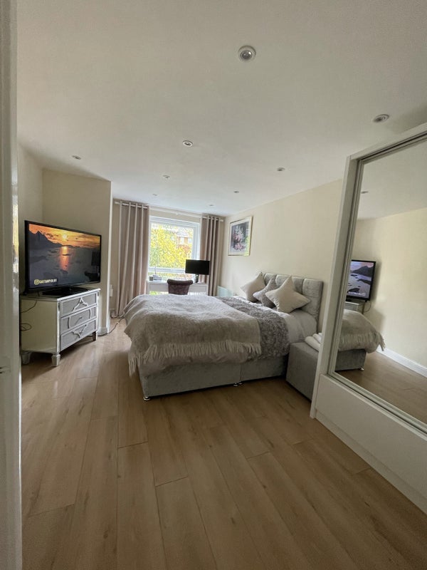 Room Shirley Road in Greater London
