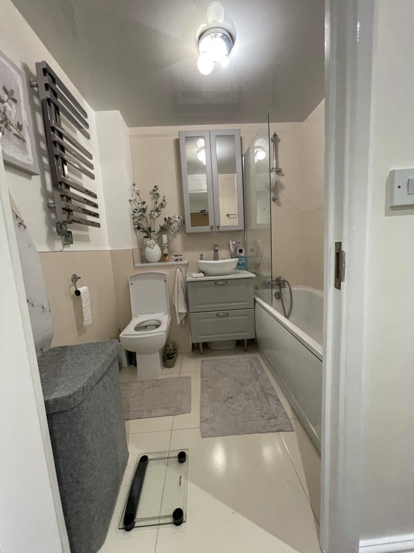 Room Shirley Road in Greater London