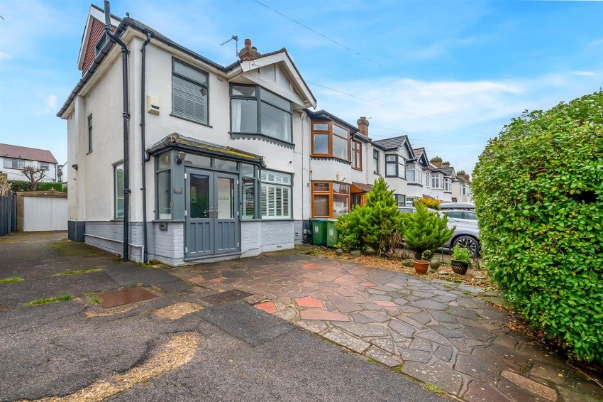 House Glenesk Road in Greater London