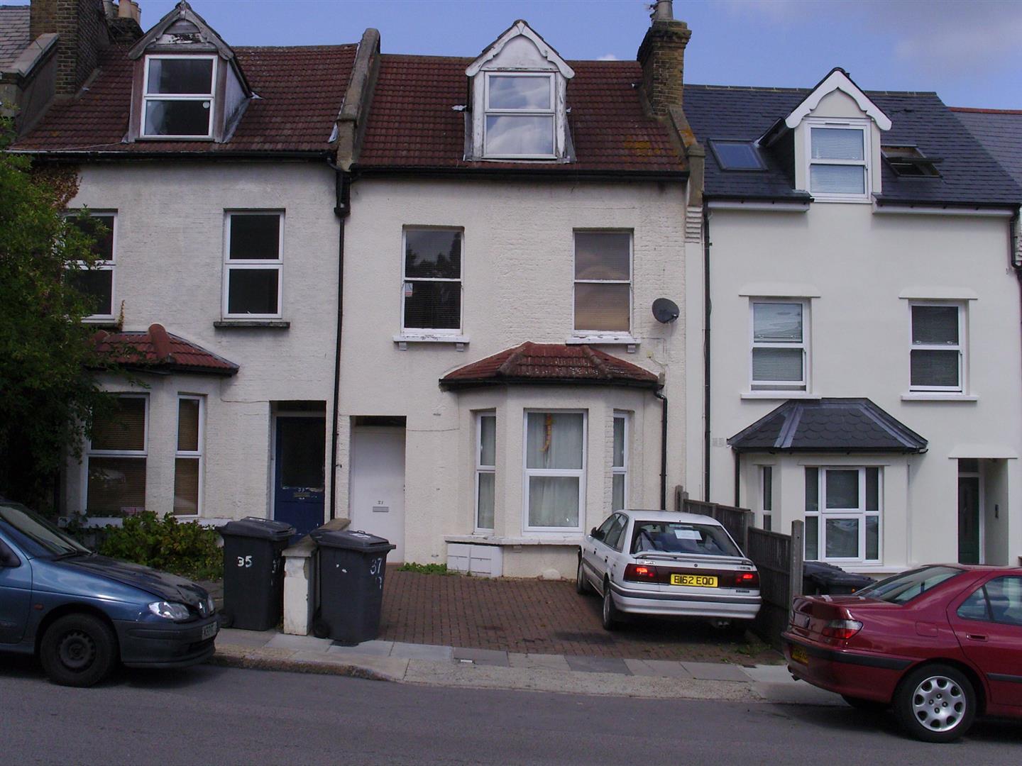 Flat Belle Vue Estate in Greater London