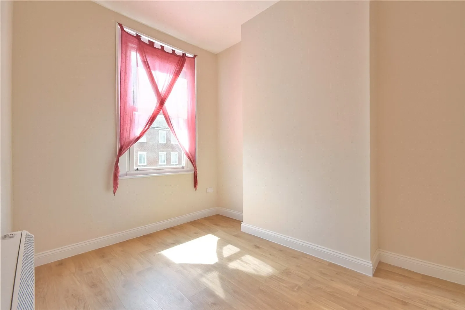 Flat Ashenden Road in Greater London