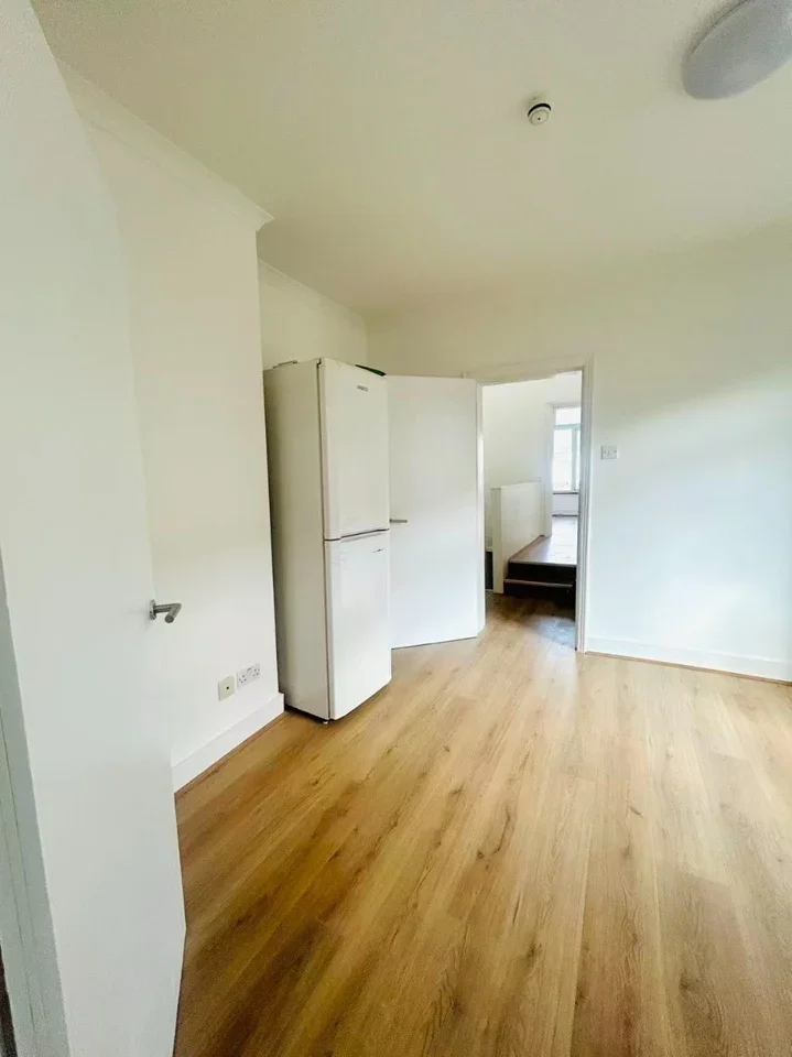 Flat Ravenshurst Avenue in Greater London