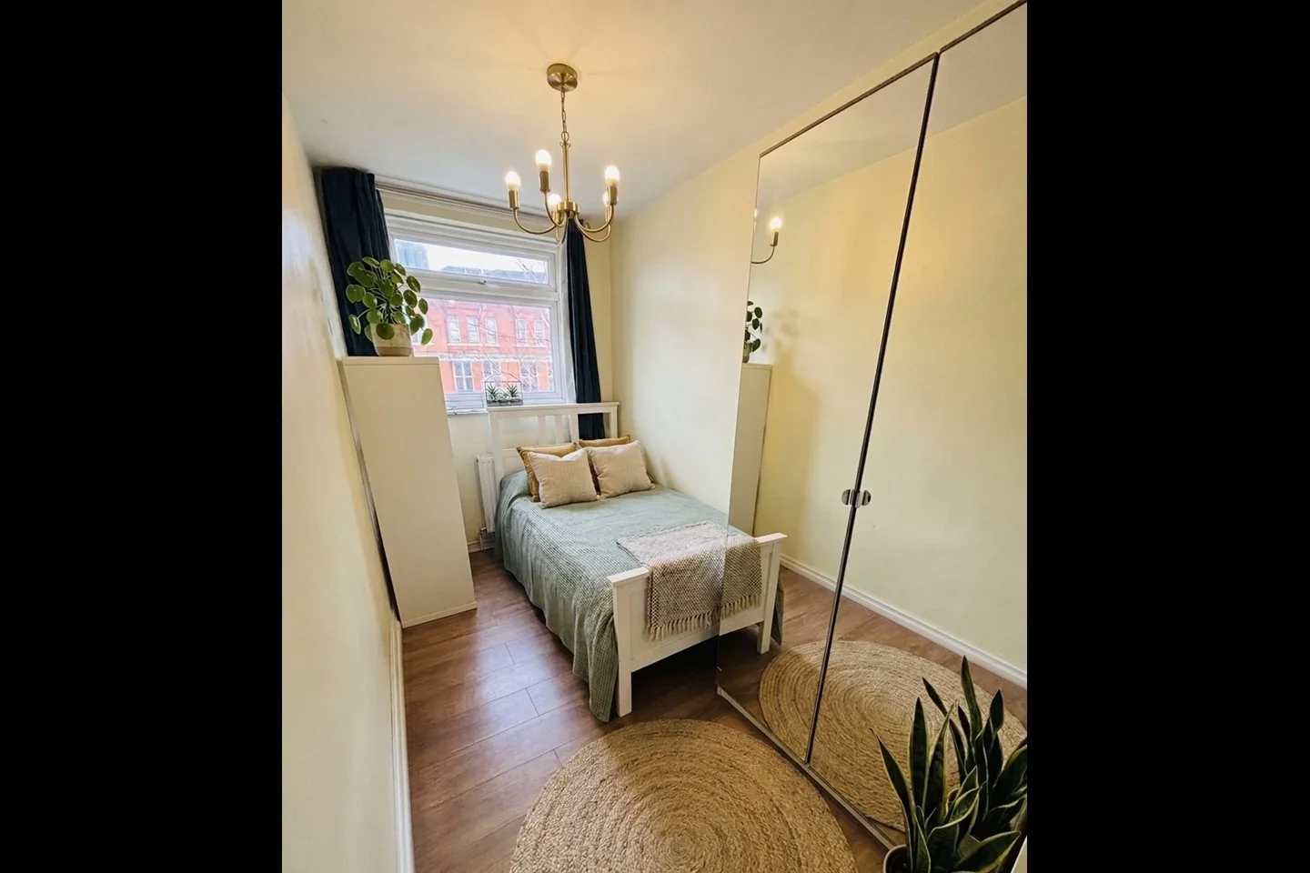 Room East Road in Greater London