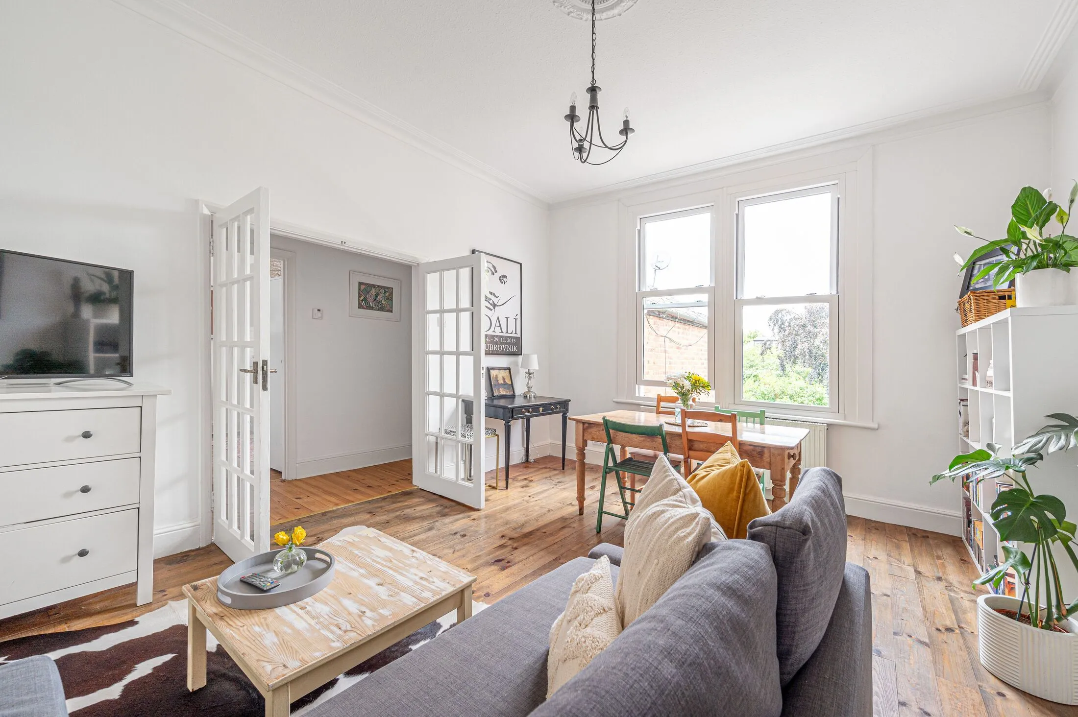 Flat Manstone Road in Greater London