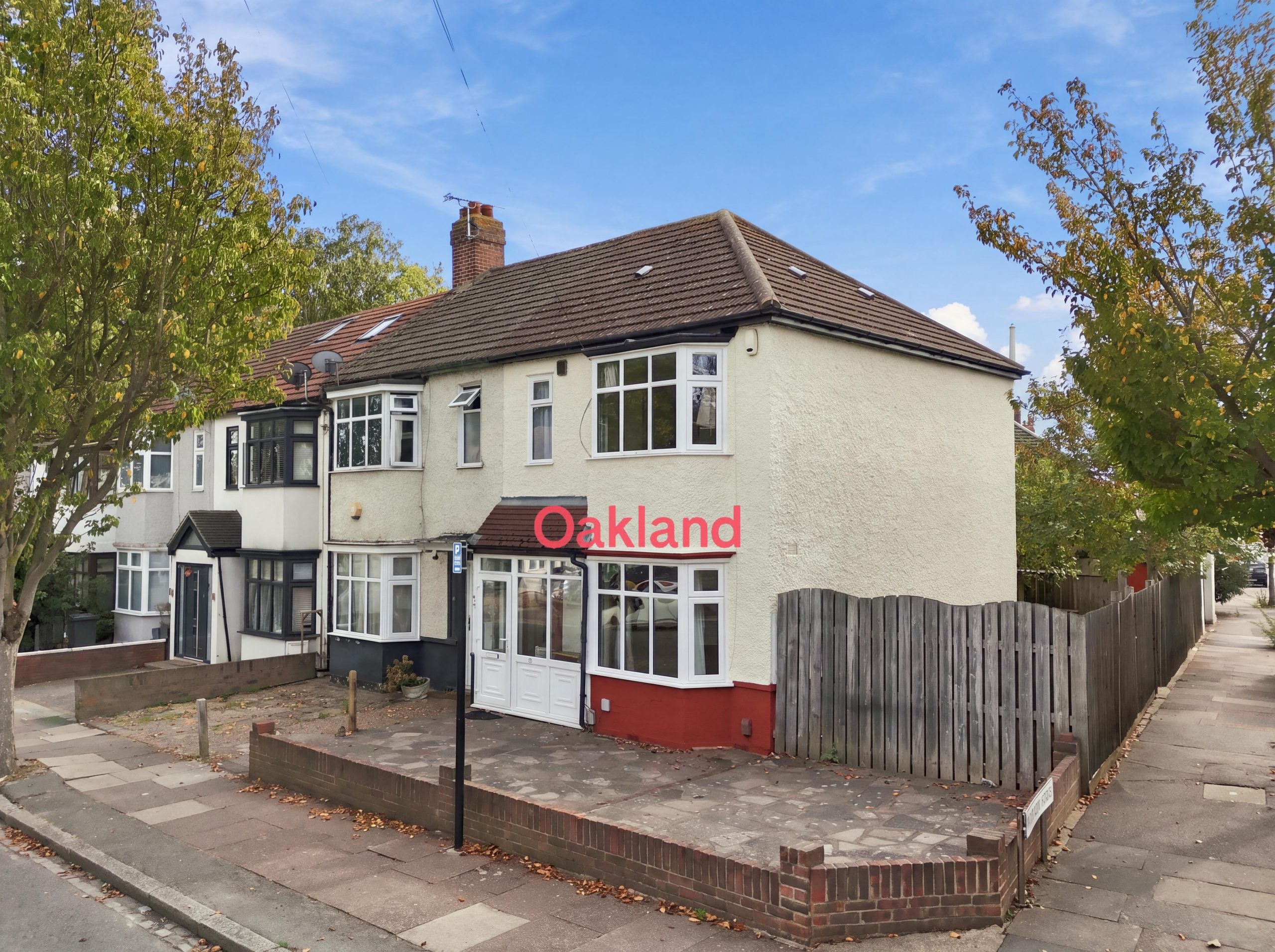 House Sherwood Road in Greater London