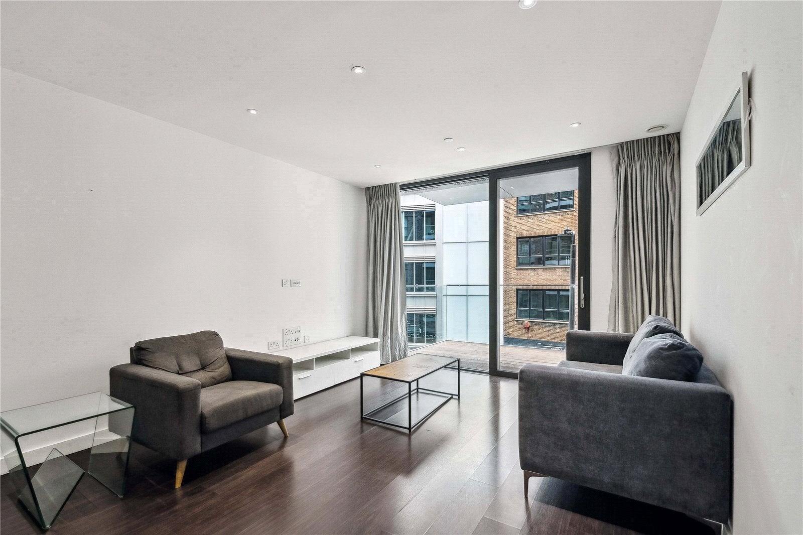Flat Alie Street in Greater London