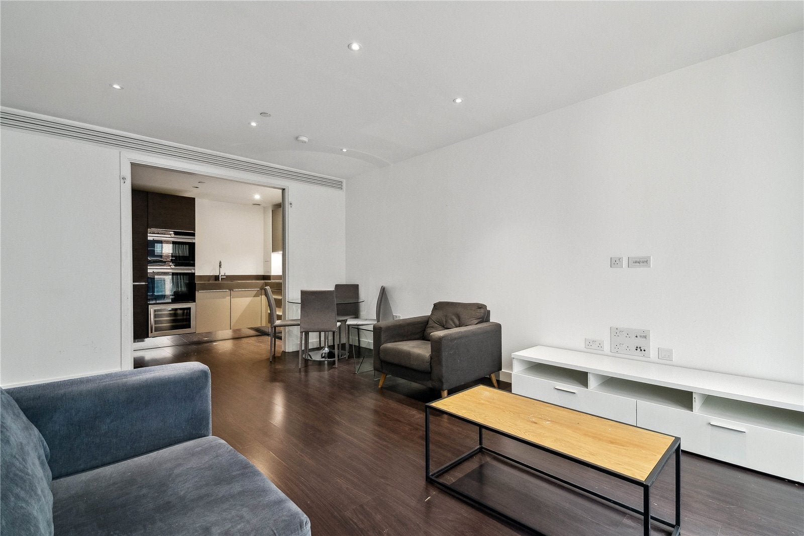 Flat Alie Street in Greater London