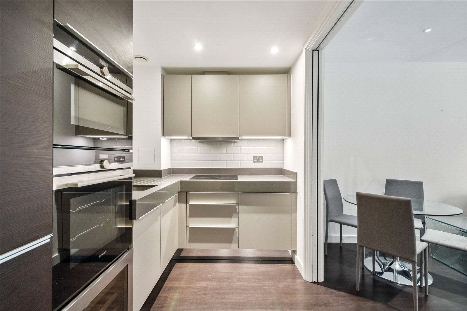 Flat Alie Street in Greater London