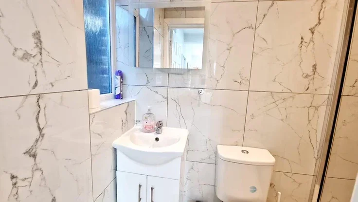 Flat Osprey Lane in Greater London